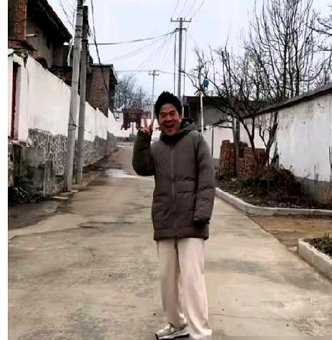 那个喊着“砸5亿倾家荡产也要请董宇辉”的饼干厂老板，曾被全网当成一个发疯的笑话。