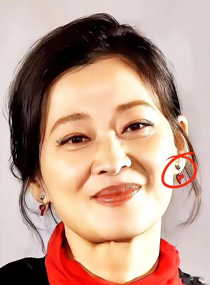 梅婷去《太平年》客串，朱亚文说她是来“赚零花钱”的。结果一出场，好家伙！那个叫