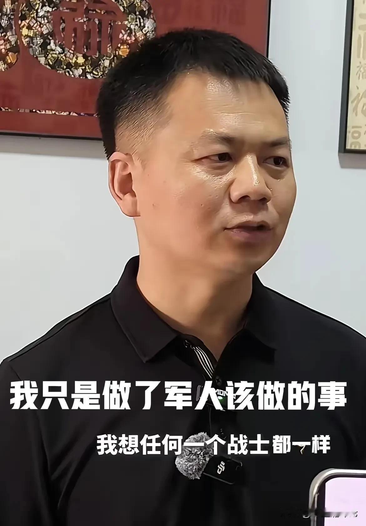 现役军人张伟在休假期间连续救起5名落水者，其中在第5次下水前，他向母亲下跪告别的