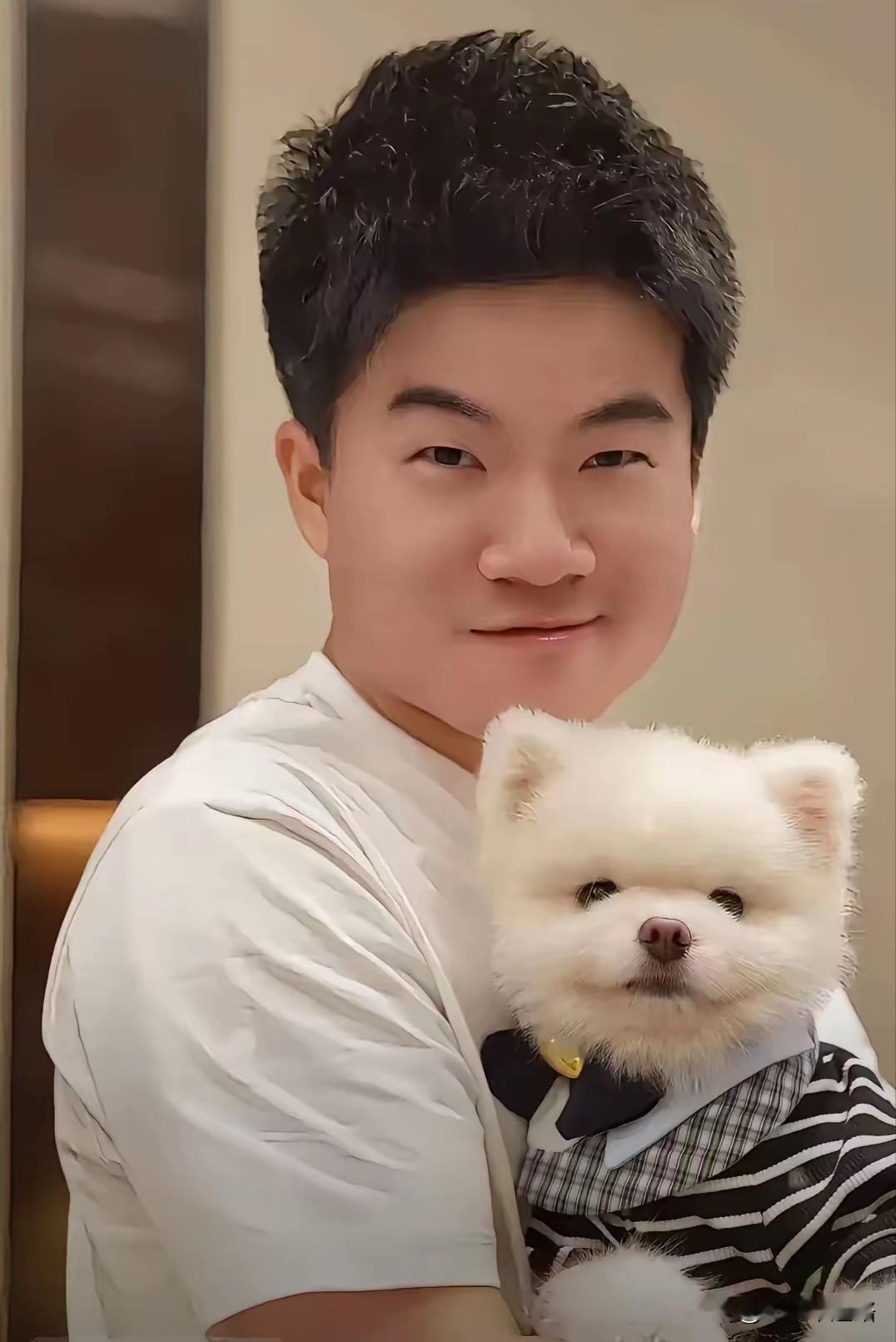 董宇辉真的挺特别，每次出圈都不在大家以为的主路上。大学他学的是英语，当年