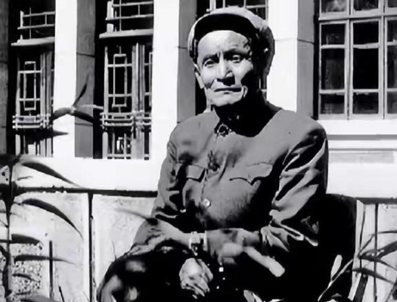 1973年，内蒙古一供销社丢了1400元现金和一支猎枪，警方查了8天一无所获，就