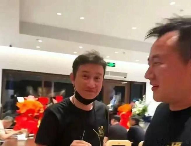 演员文章在上海开设的陕西风味面馆开业即爆火，门口每日排起超长队伍，最长超30米，