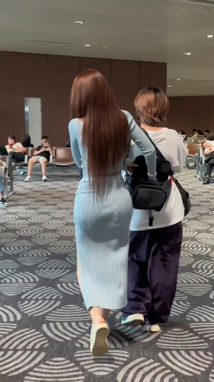 能猜到是谁的背影吗