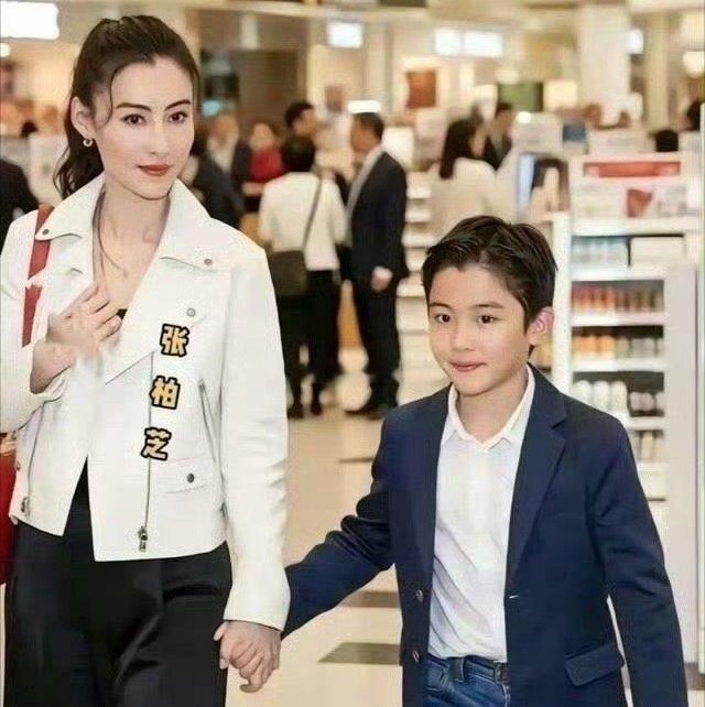 张柏芝小儿子身世一直是个谜，但丝毫不影响他的颜值，6岁超像妈妈年轻时。