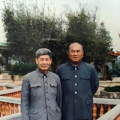 1969年，一个副军长彭思忠去西安热电厂视察，陪同的厂长在后面点头哈腰。结果，这