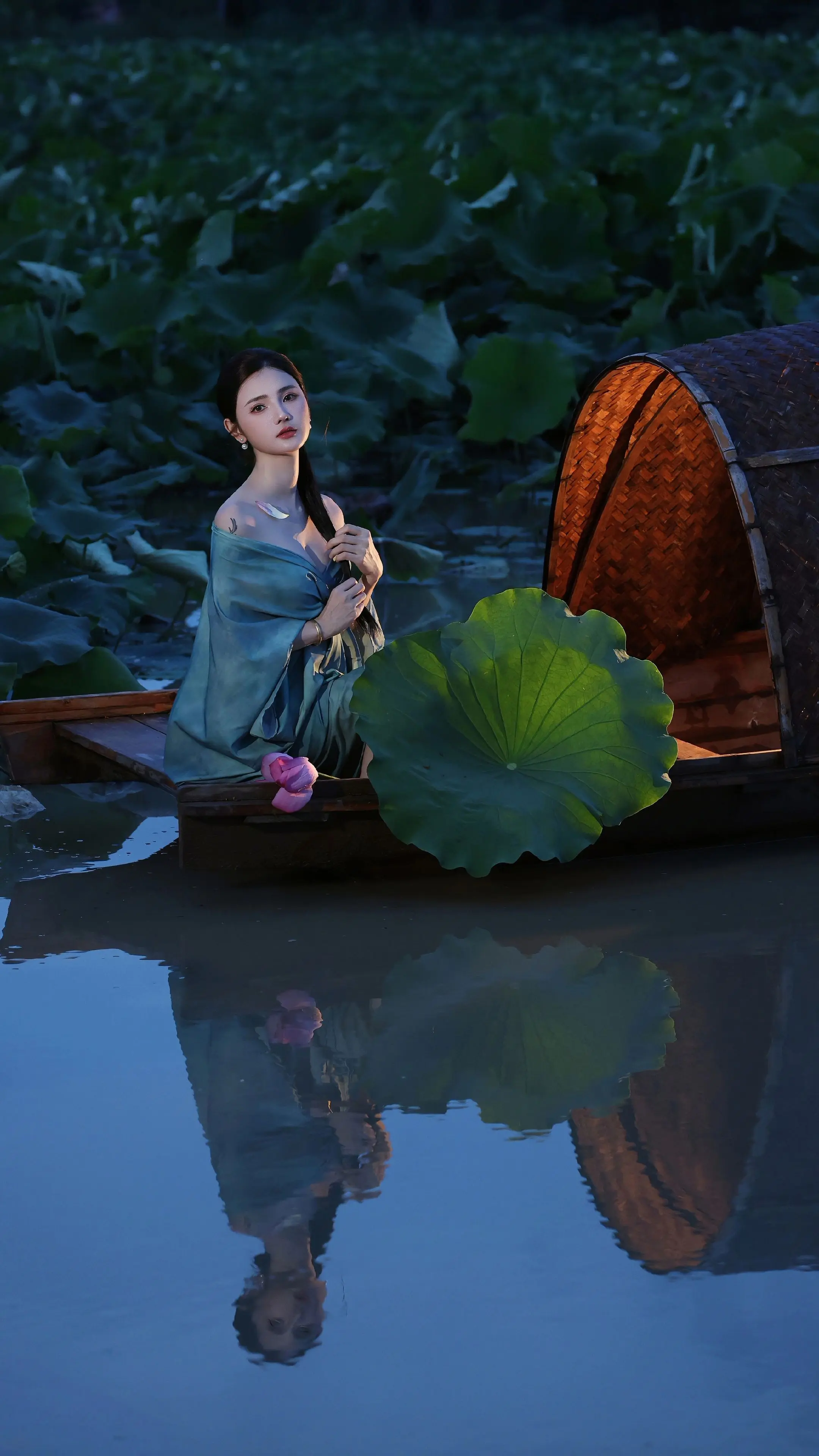 荷花池畔汉服写真 荷船古风大片 古风仕女韵 荷塘意境写真