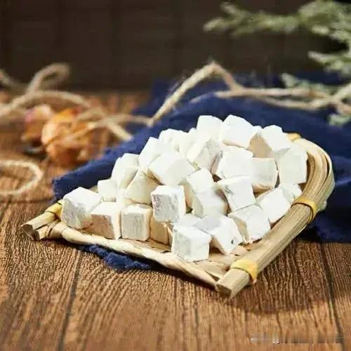 小便深黄似浓茶且量少：根源在阴虚火旺或膀胱湿热，滋阴降火、清热利湿是关键小