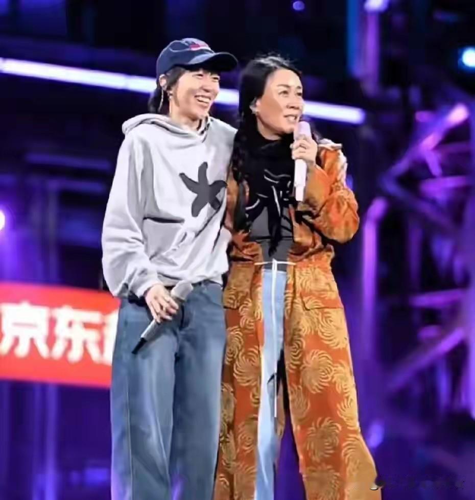 想当年，王菲和那英一起，登上春晚的舞台《相约九八》。一眨眼20多年过去了，那英