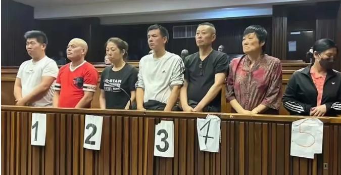 七个人在南非开羽绒被套工厂，竟然雇佣了91个马拉维人，还有年仅14岁的工人，这些