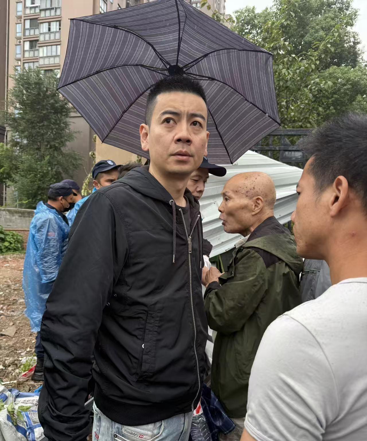 武汉硚口区古乐路刚刚发生激烈冲突。住附近小区的居民与一加油站工地维保人员发生冲