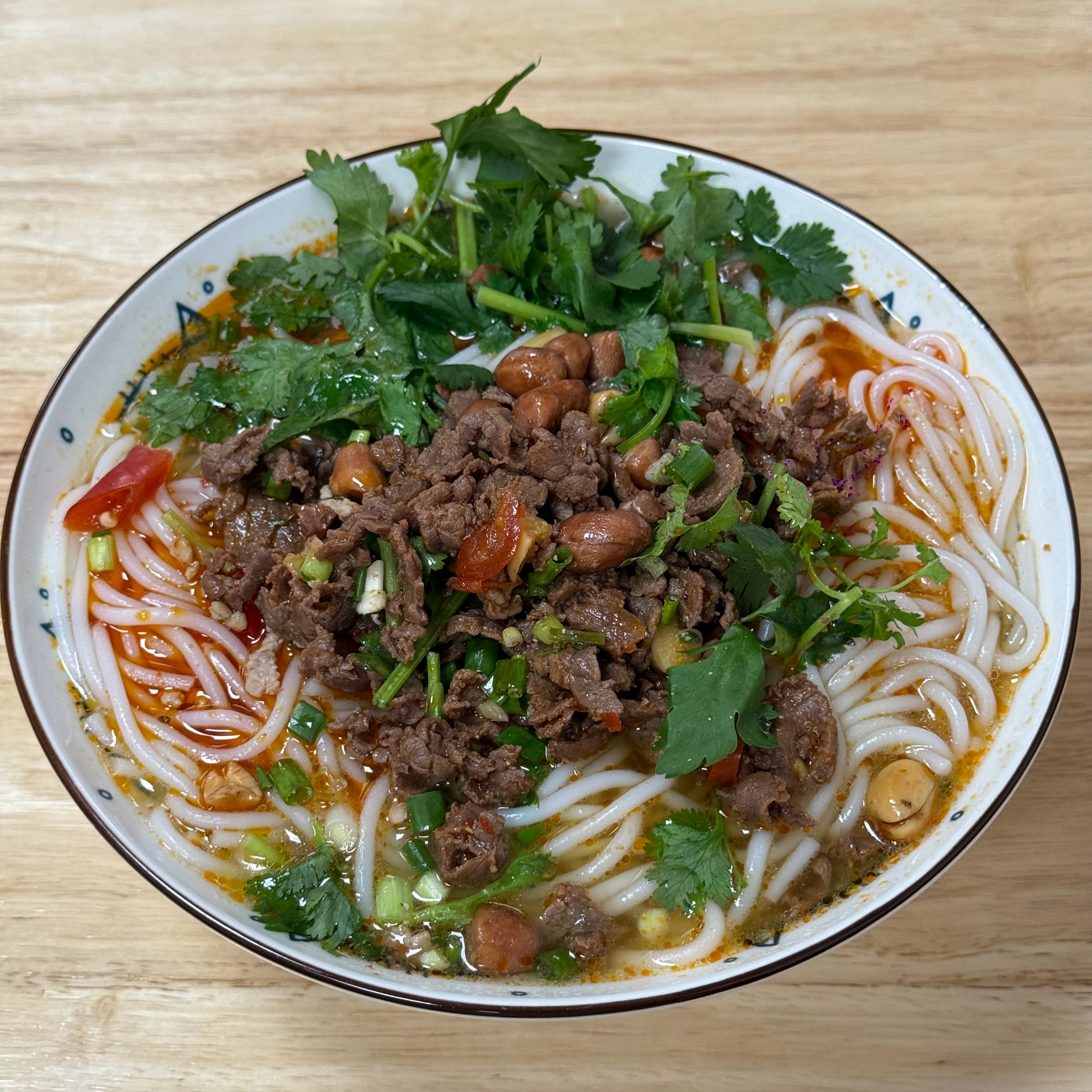 一大早一碗热气腾腾的牛肉粉，饱嗝要打到中午。店就3－5个平方，粉倒是一绝。​​