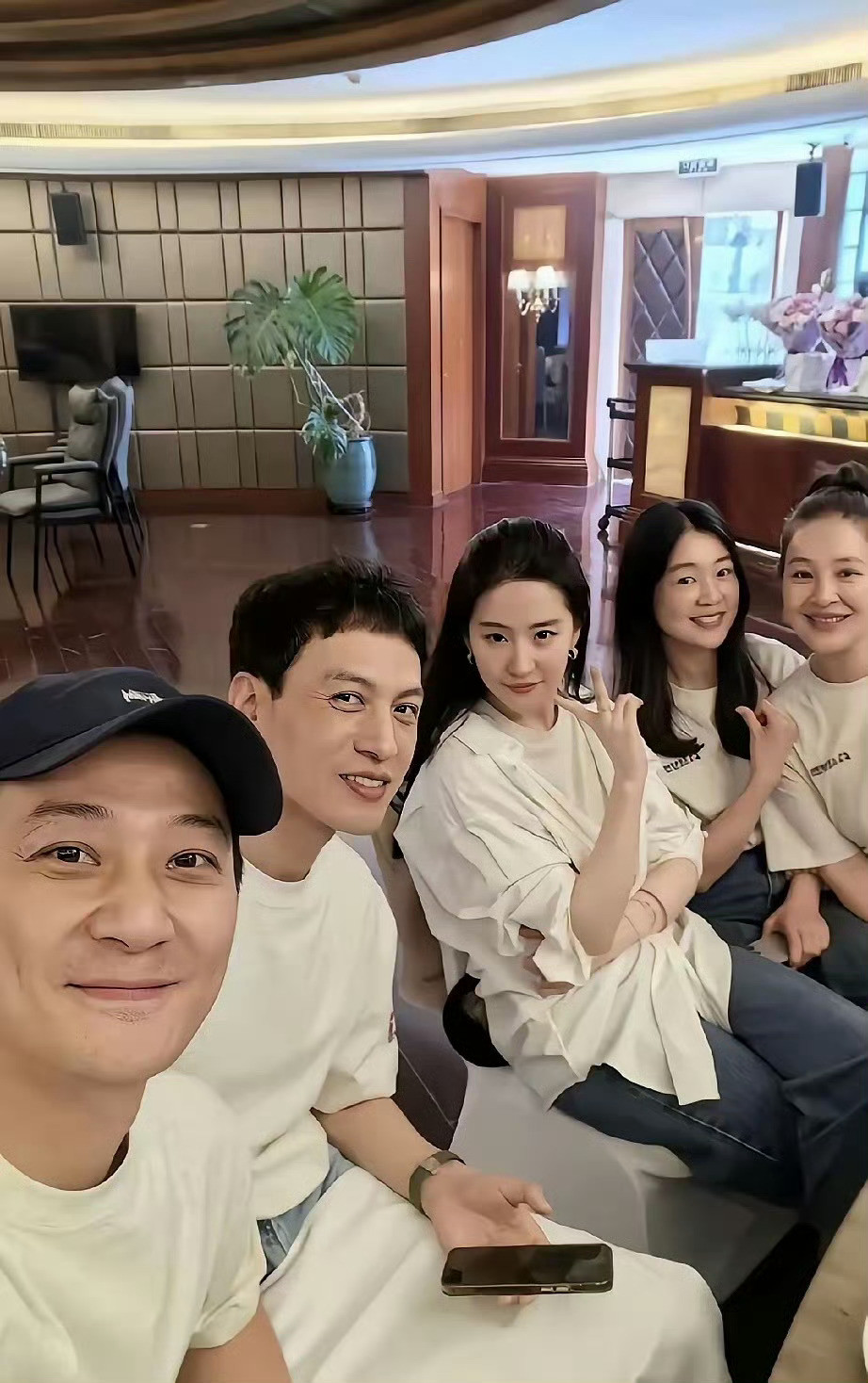 刘亦菲同学聚会，过了这么多年还能聚齐。