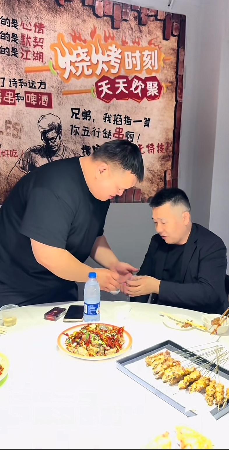 江苏沛县拓瑞集团董事长，徐正海正在和沛县大网红二哥的儿子刘正一起喝酒。刘正站