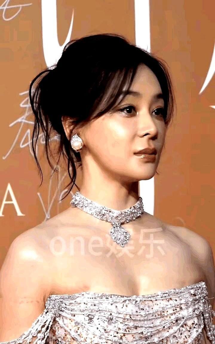 看的我都看不下去了，太尴尬了，第一次看到这样不自在的人，一把年纪了还扮单纯、装少