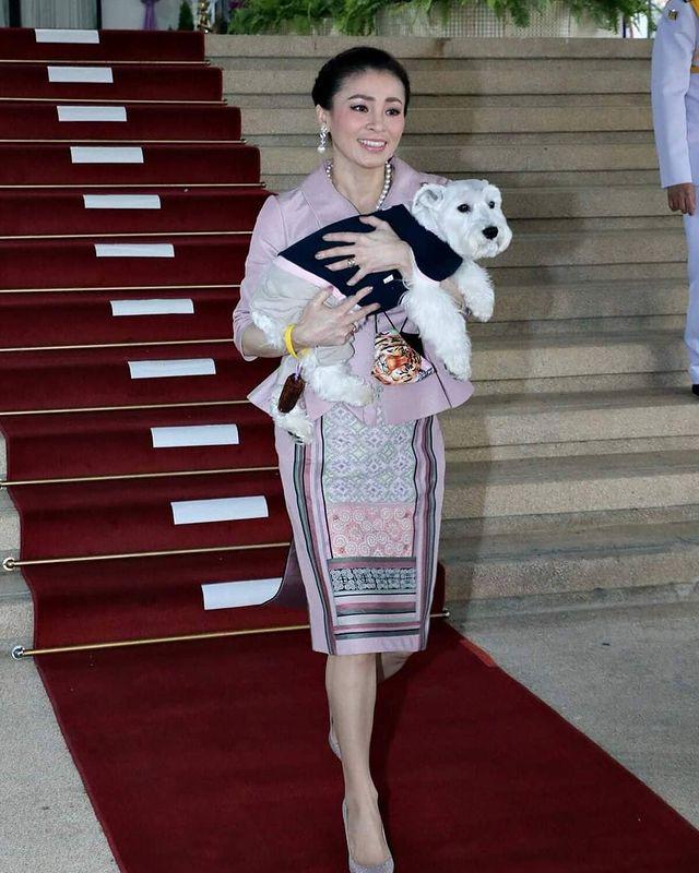 苏提达王后绝对是爱狗人士一枚，她抱狗那个姿势好宠哦。她应该也是位好母亲，但她当王