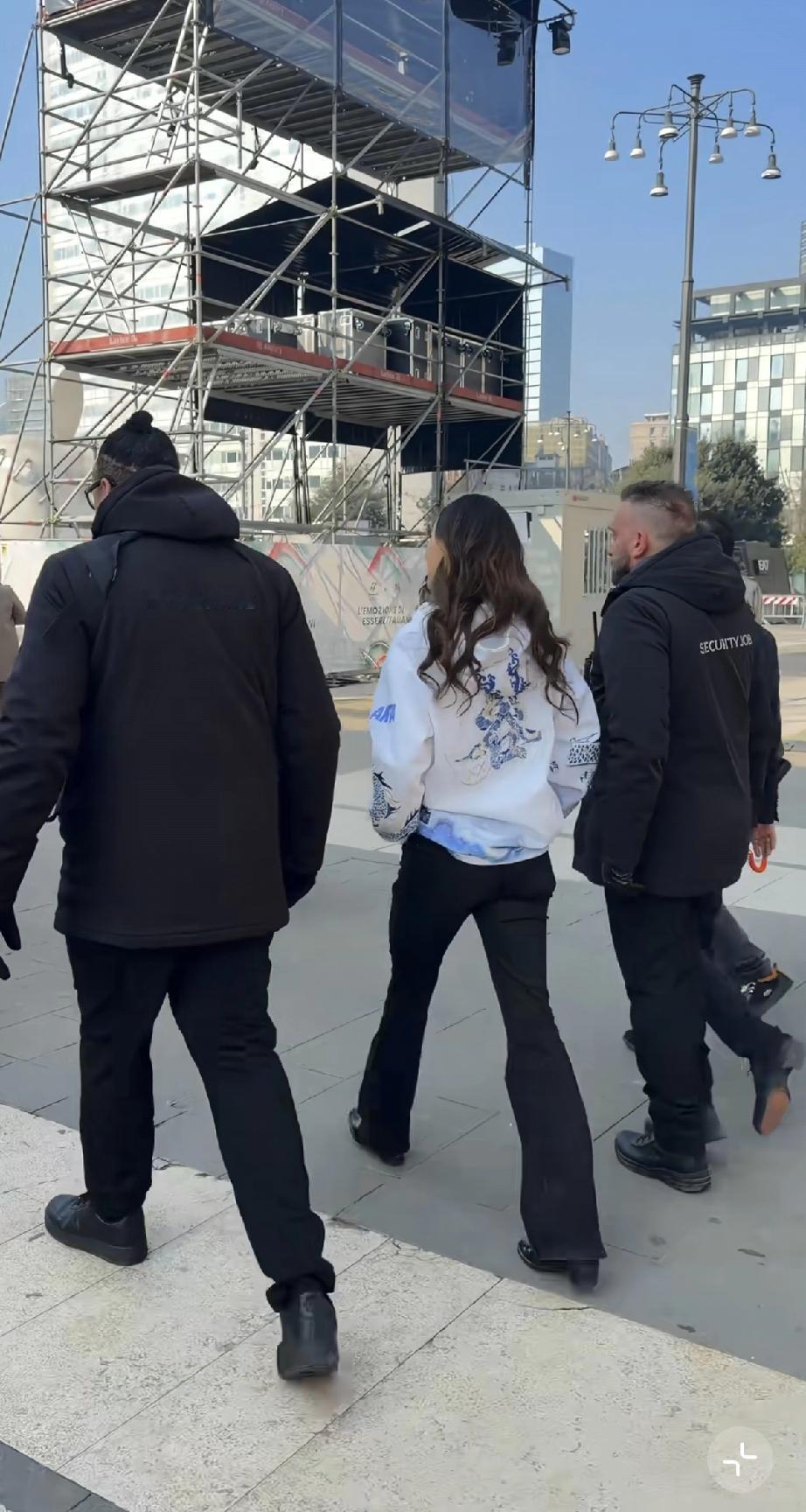 谷爱凌不容易，拿金牌后在米兰出行，脸上难掩悲伤！2月23日，2026米兰冬奥