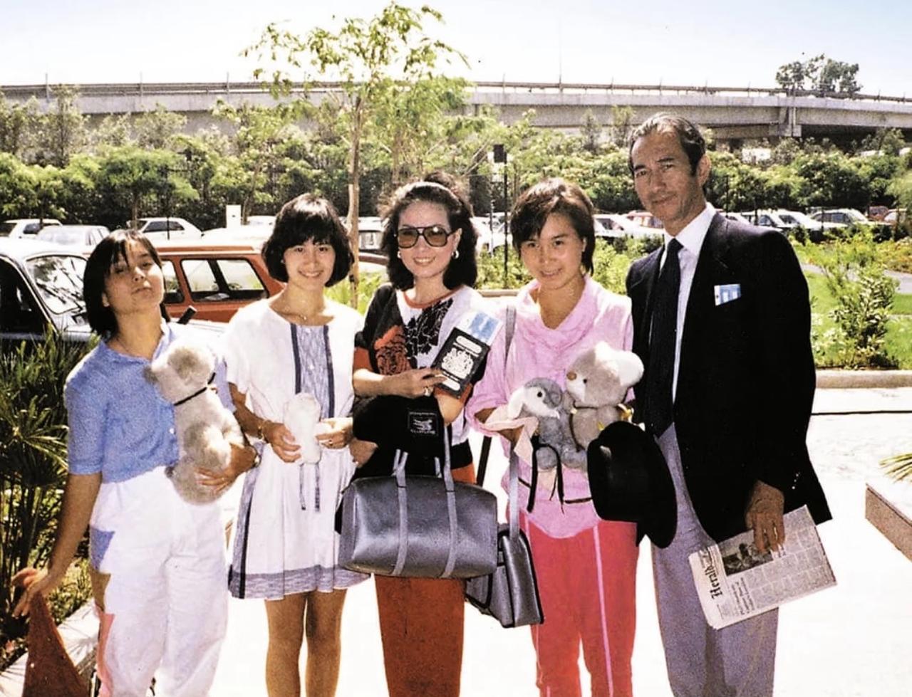 没想到这张80年代香港机场抓拍的出游旧照里，后排抱着毛绒玩偶的三个姑娘，后来接了