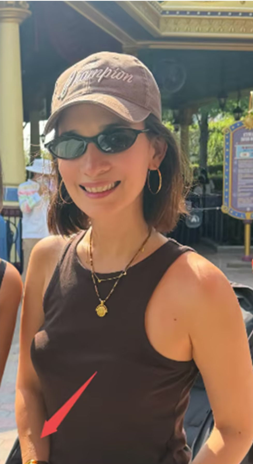 卢靖姗带娃迪士尼游玩，女儿像韩庚儿子像妈妈，儿女混血感都很强