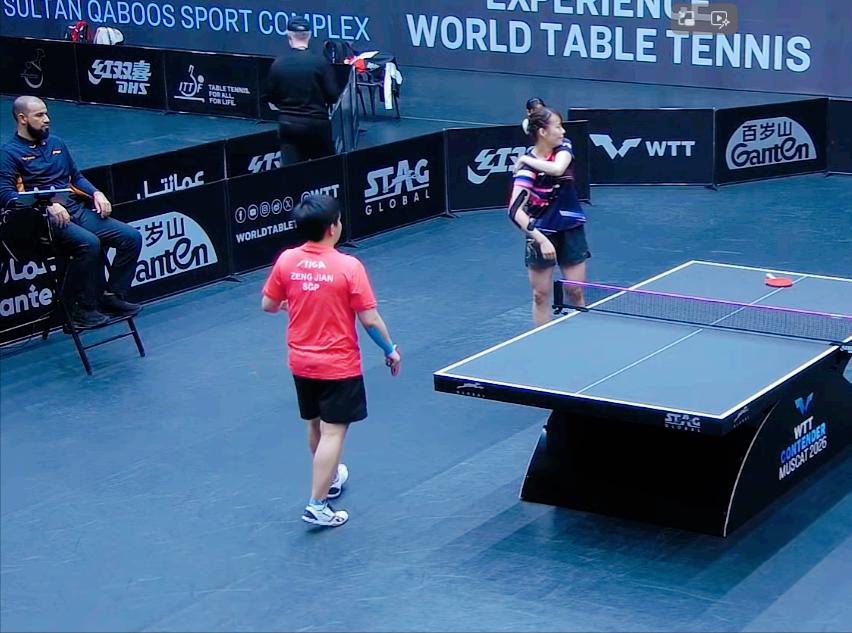 突发！石洵瑶关键球，衣服坏了！她找裁判示意，裁判听不懂。张长弓秒懂，自