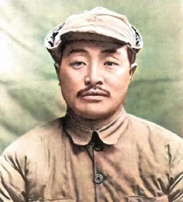 1936年红军胜利会师后，周总理一脸愁容的问贺龙：以后谁来统一指挥大军呢？贺龙当