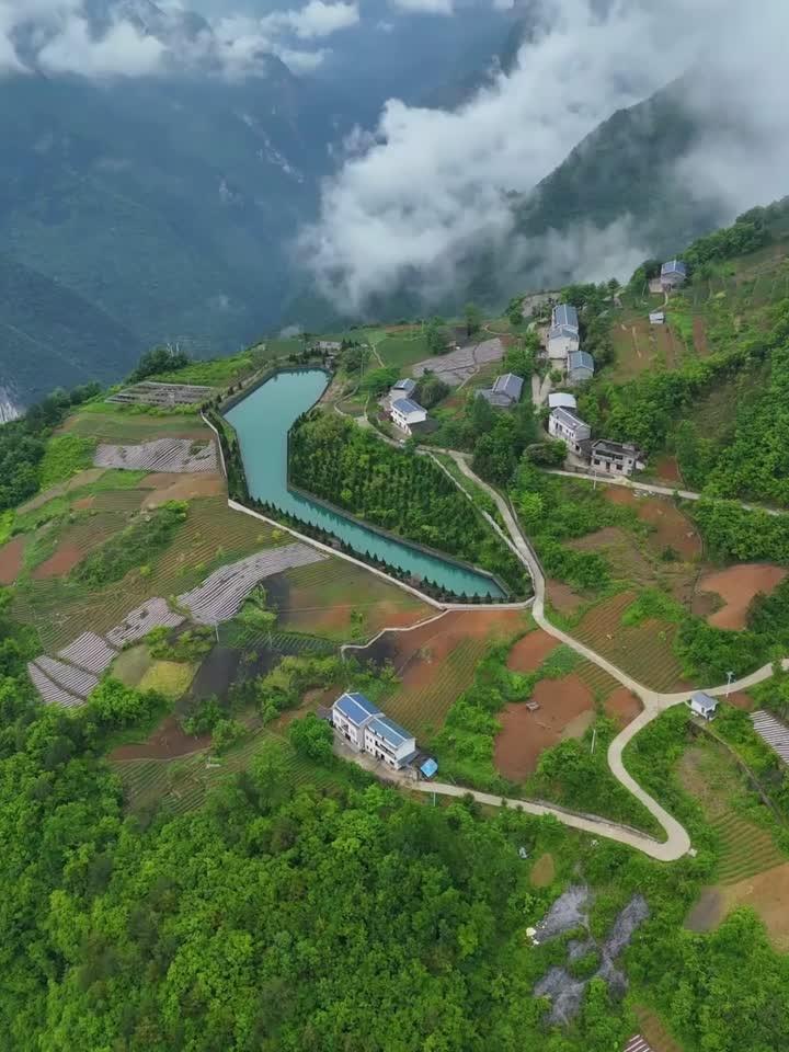 成都和重庆都是明星城市，但也都有短板。重庆要想大有可为，必须得下大力气解决外出