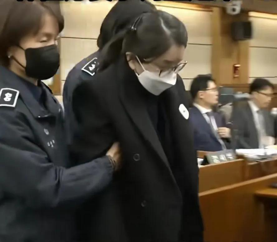 韩国总统李在明这一招太厉害了，宰不到公鸡宰母鸡，尹锡悦抗拒从严死不开口铁公鸡一个