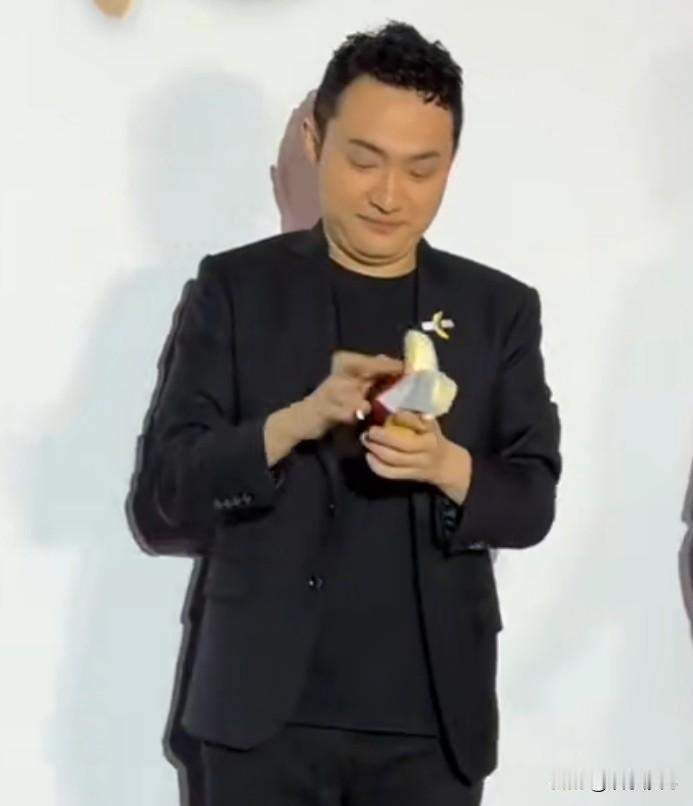 孙宇晨身家85亿美元，曾拍下4500万的一个香蕉当场吃掉！85亿美元，按照