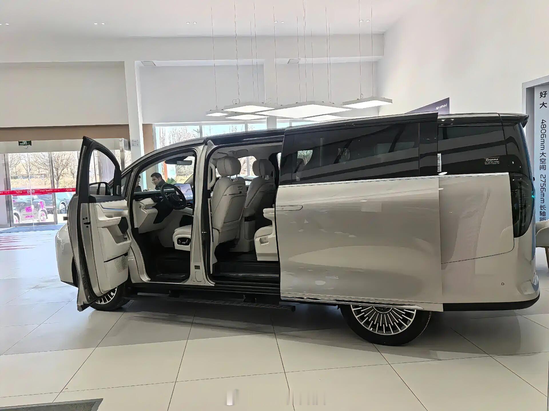 这MPV空间真能装，三排都超1米，纯电260km够用一周，综合续航1200+km