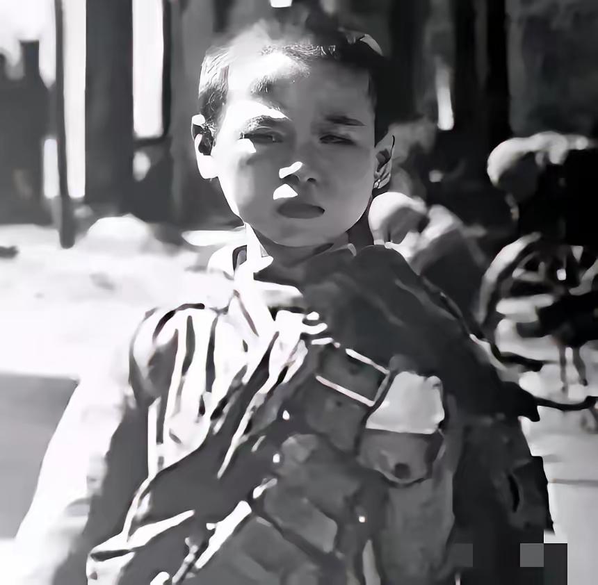 1936年，马家军要枪毙一个12岁的小红军，扳机都快扣动了，没想到这娃突然扯开嗓