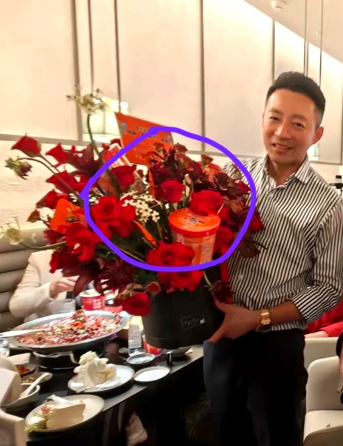 汪小菲的婚礼上给三位母亲送花的举动确实引发热议。最令人意外的是那束写着