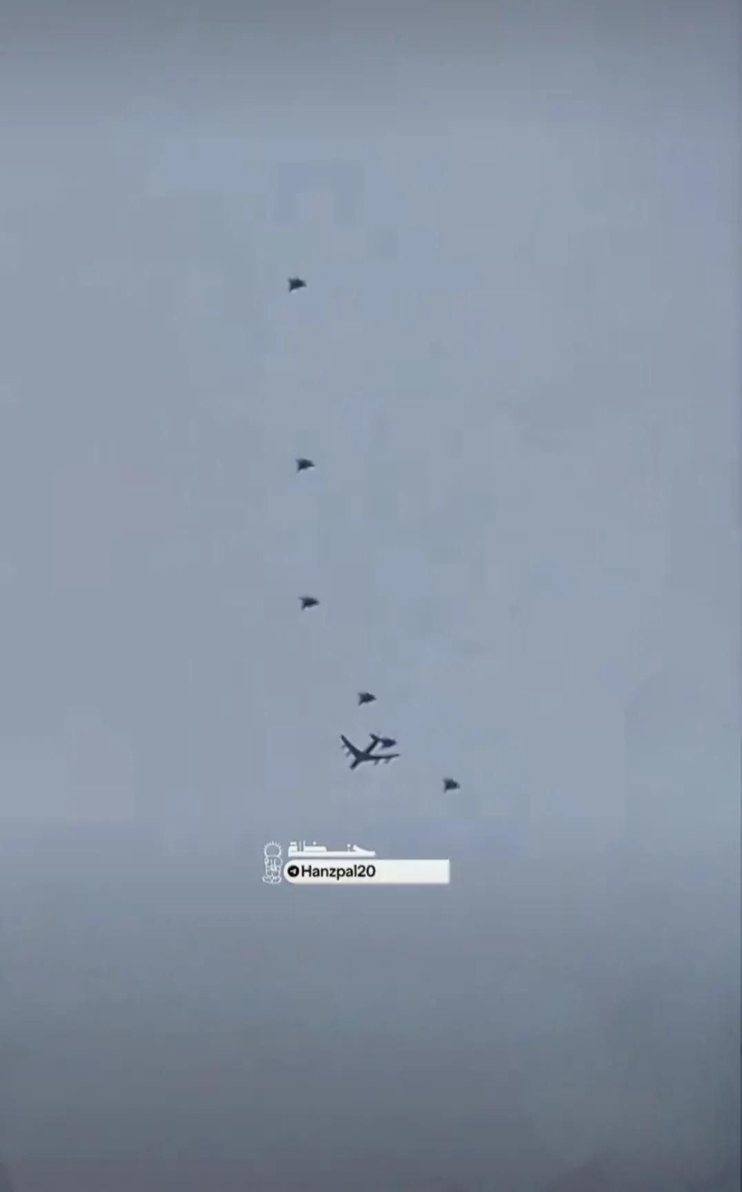 美国空军KC-135R加油机在叙利亚上空给以色列空军战机加油。可以看到以色列空军