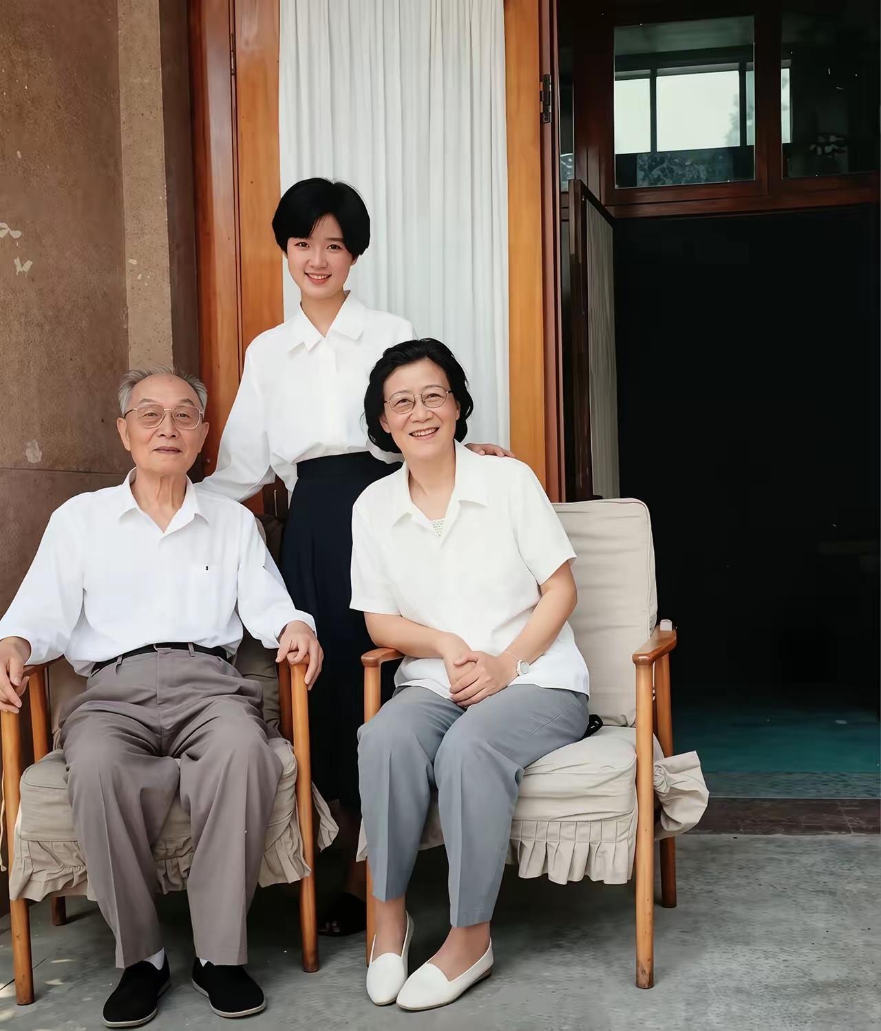 她被称为“军中一枝花”，青年投身革命，嫁给新四军创建人，丈夫牺牲后，与开国将军结