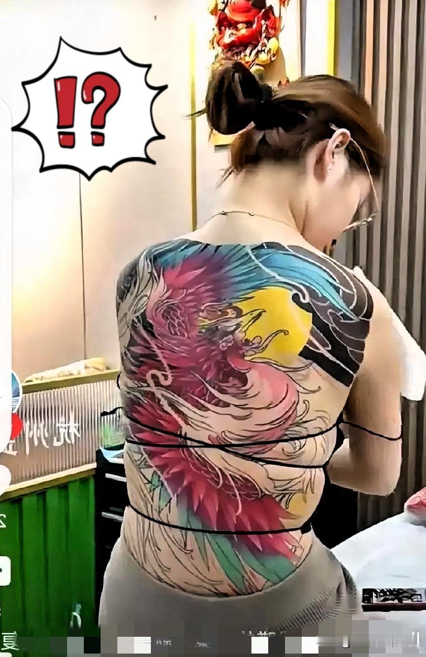 抖音上全身纹身的姑娘出圈了！她辞掉三甲医院护士工作，专心做纹身师。姑娘的花纹
