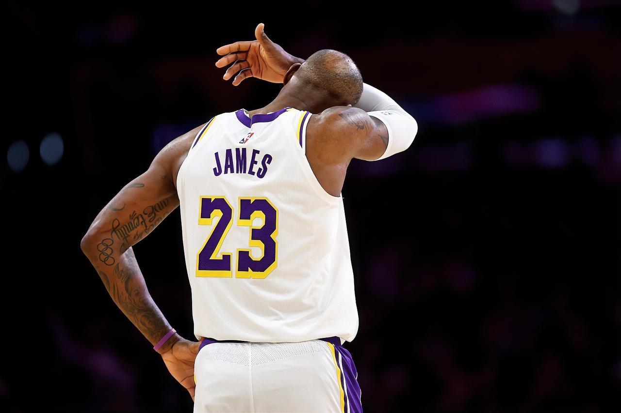 东契奇：小里，老詹本赛季单独带队0胜，这多少有点尴尬吧？？？里夫斯：你我都不打