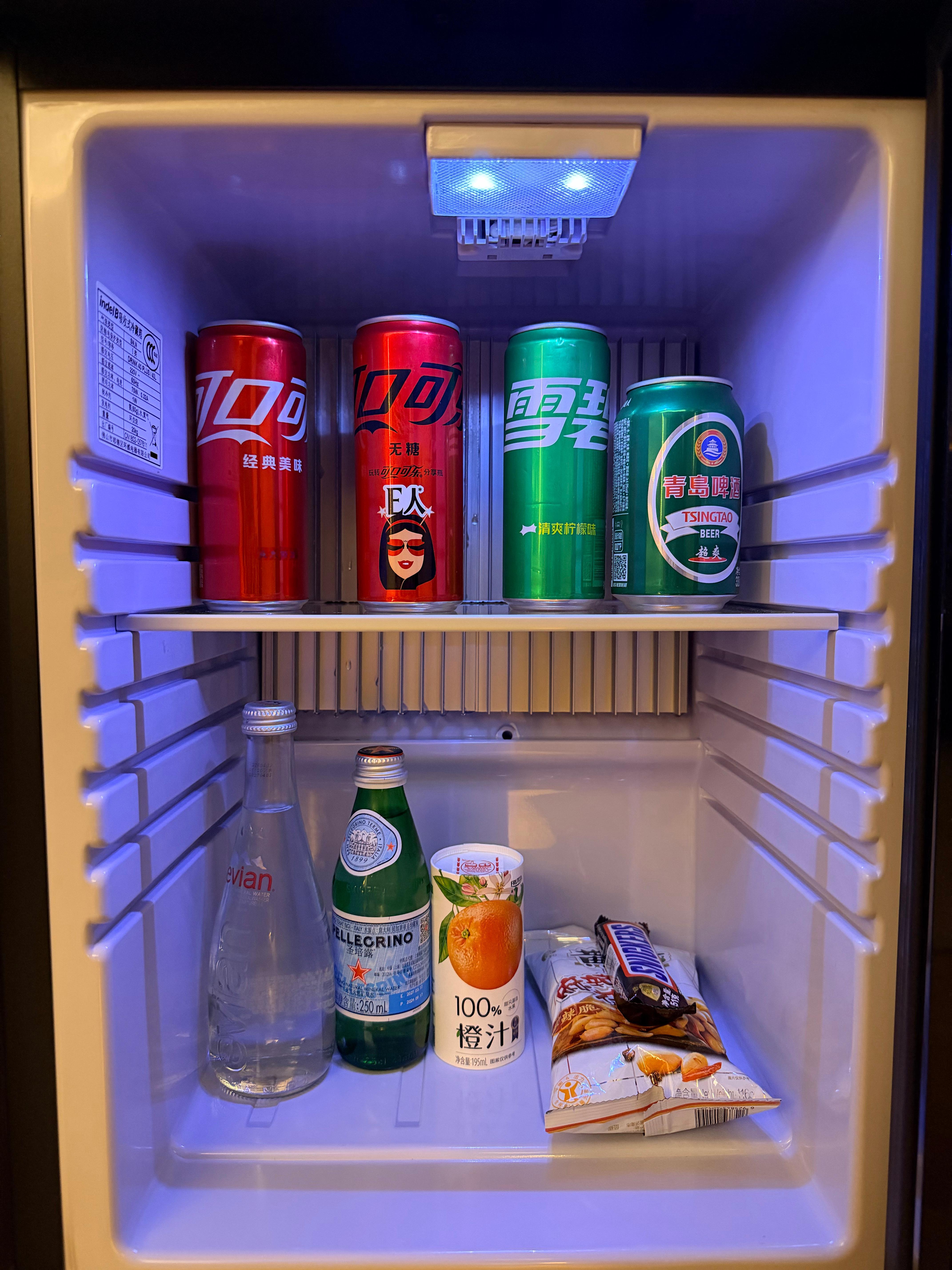 住酒店最幸福的是冰箱里面有吃的，没上锁，没价格～​​​