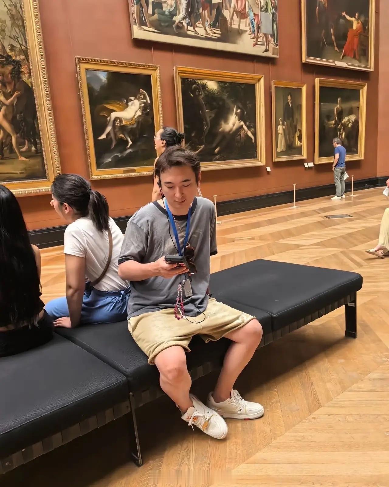 王思聪带美女到巴黎卢浮宫，这几位都好漂亮啊！懒懒看到这个画面，不知道心里是什么滋