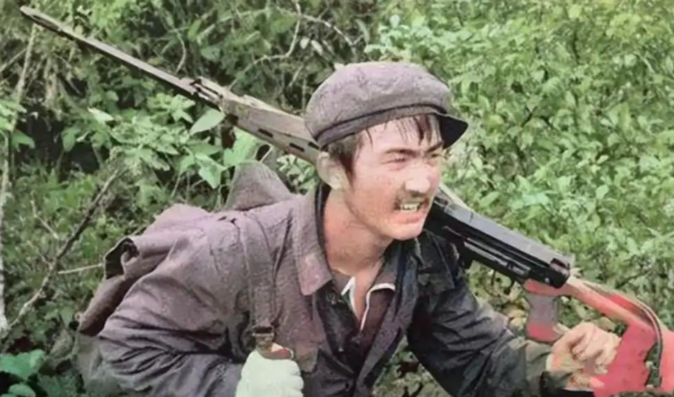 1979年，两名战士在打扫战场时，被越军狙击手枪杀，刘三毛大怒，他趴在水坑中，一