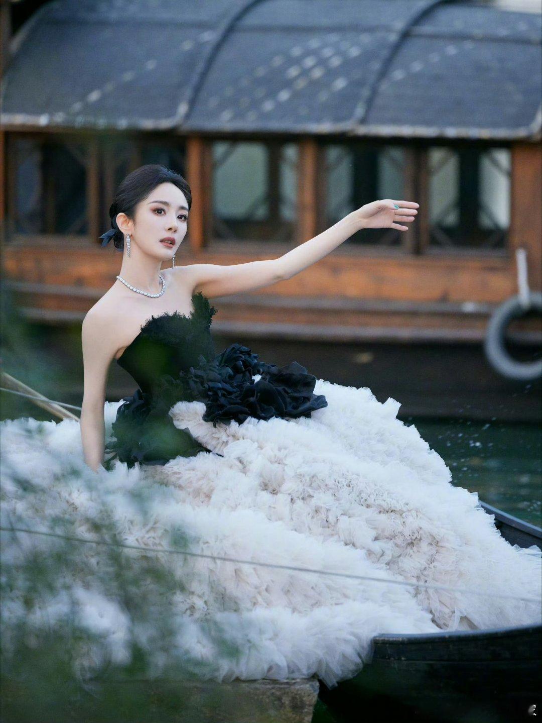 杨幂好适合大裙子啊公主裙真的显的好女王[捂眼睛][捂眼睛][捂眼睛]这套羽毛裙居然三十多斤