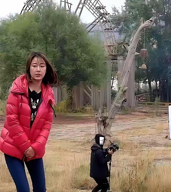 林心如离开滤镜，和菜市场大妈没两样啊！眼睛非常小，脸色蜡黄黝黑，脸型特别方，下巴
