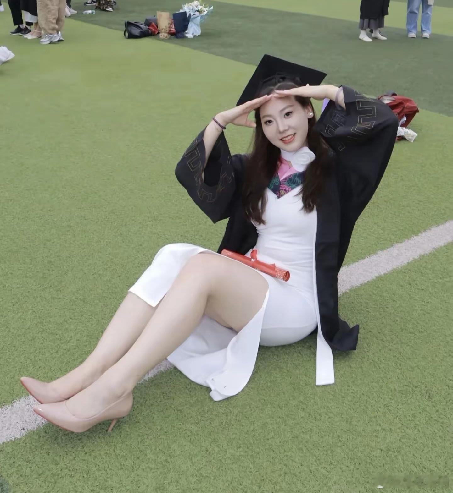 又到毕业季的快乐瞬间！🎓💐​​​
