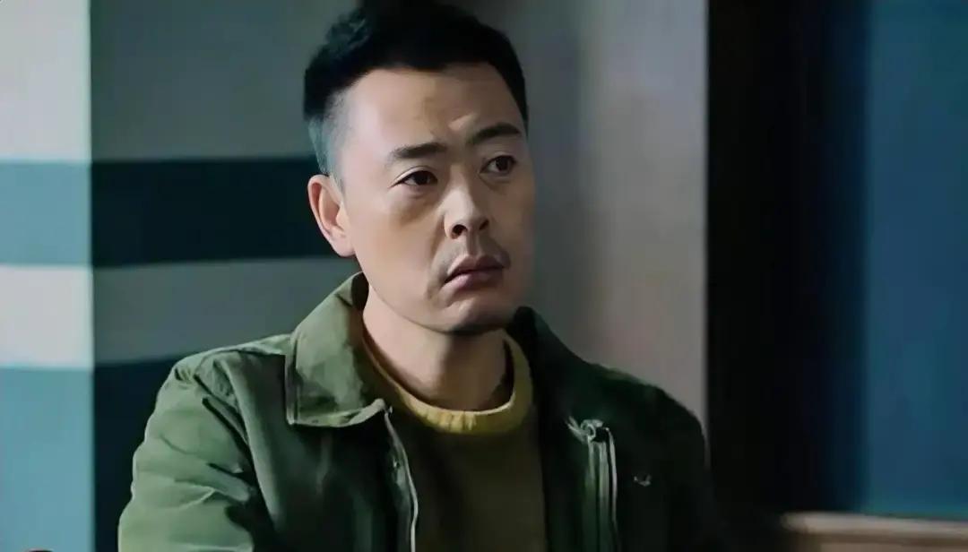 麦洪超挡枪那刻，系统赢了他替秦枫挨子弹，不是兄弟情深，是整套机器终于把人磨