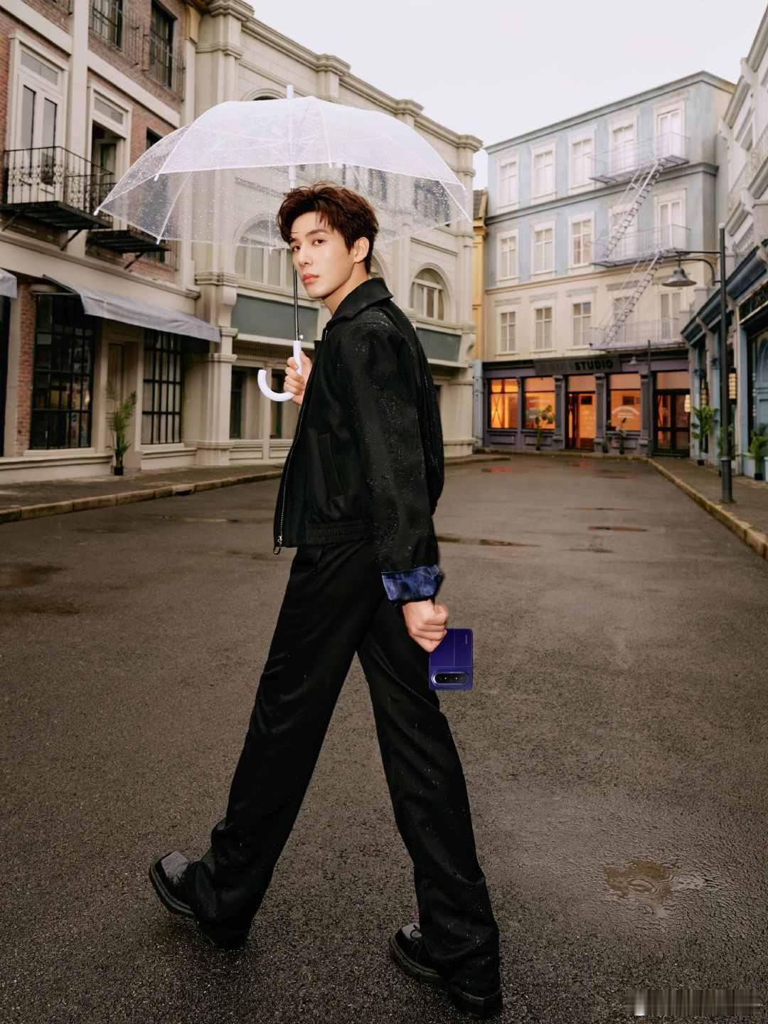 王安宇咖色西装王安宇雨中撑伞照王安宇雨中撑伞的样子真的帅到失语，黑色套装搭配透