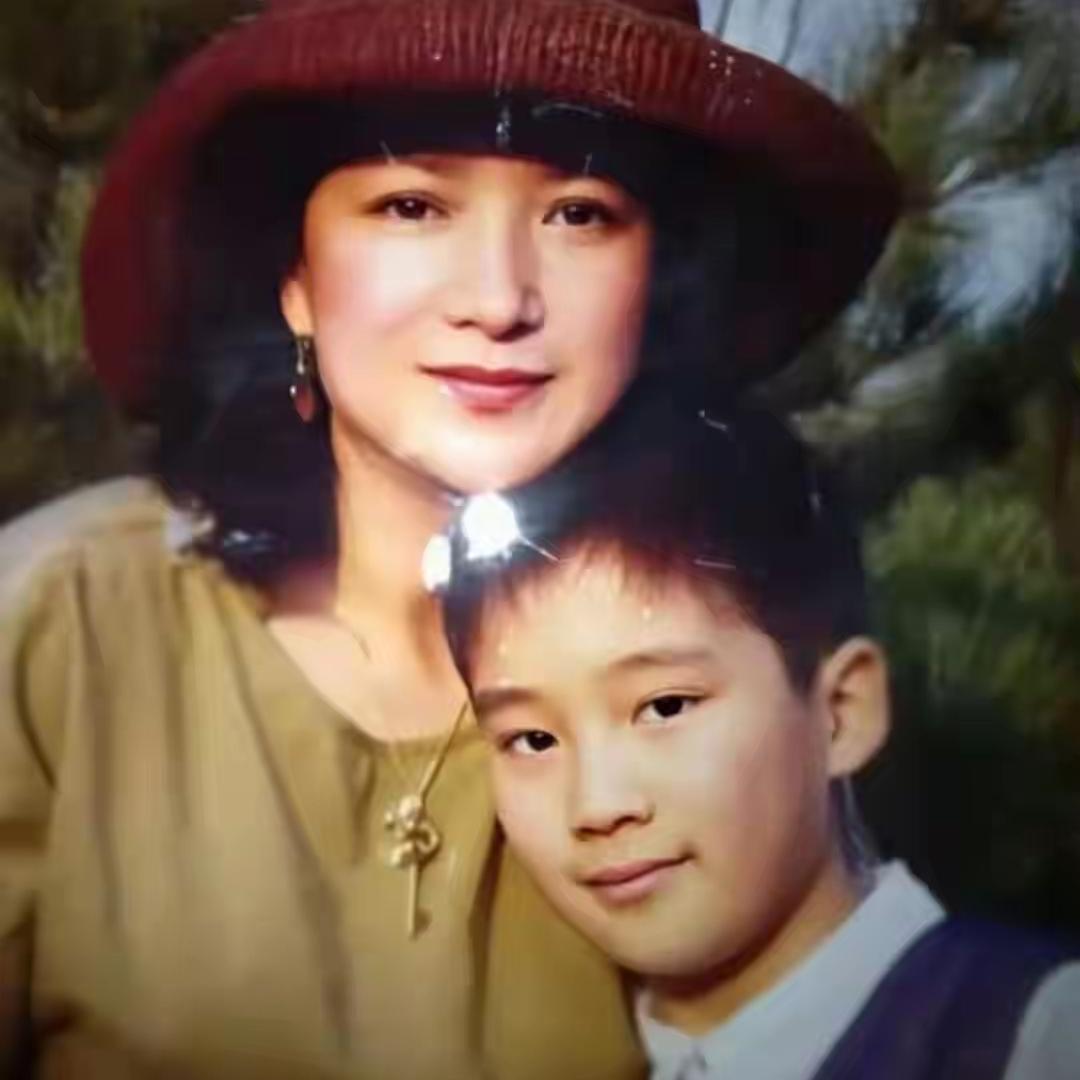 何晴的这个儿子小时候长得和许亚军很像，特别是那个大脑门和大头围。但是他长大了