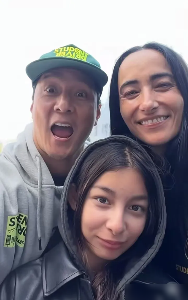 51岁吴彦祖晒全家福，我第一眼没认出他老婆，第二眼被女儿惊到了。照片里一家三口穿得跟普通邻居没两样，