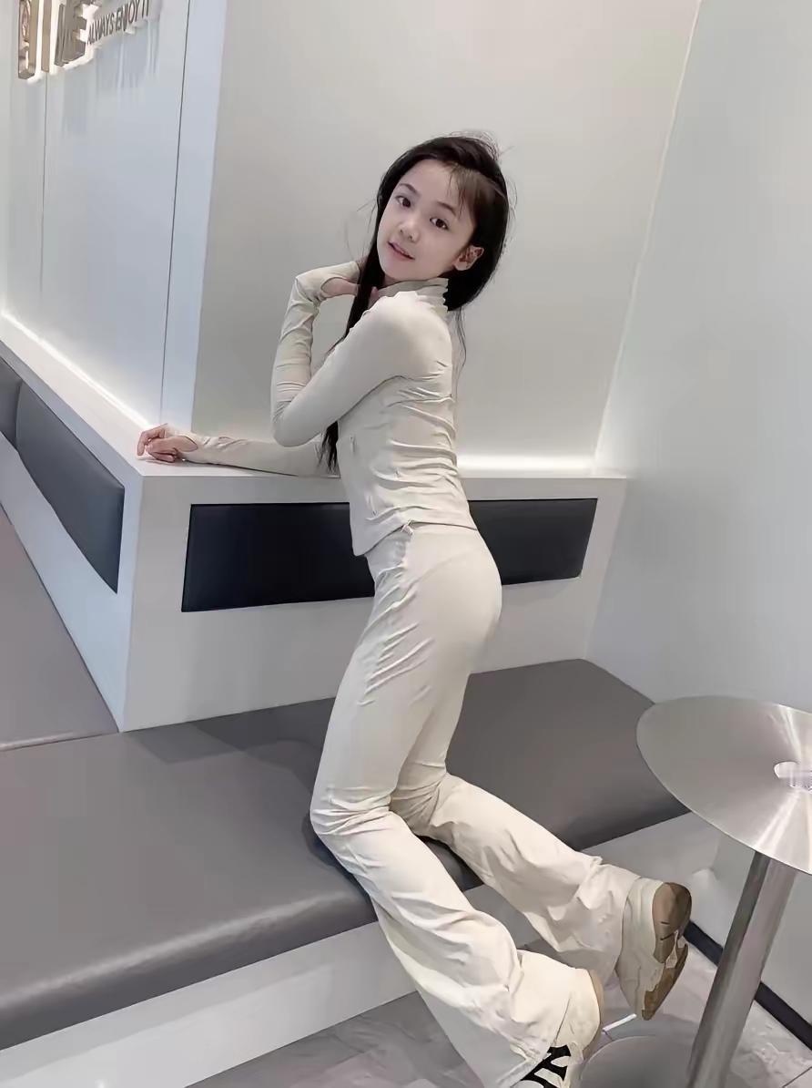 同事家的孩子，亭亭玉立了！