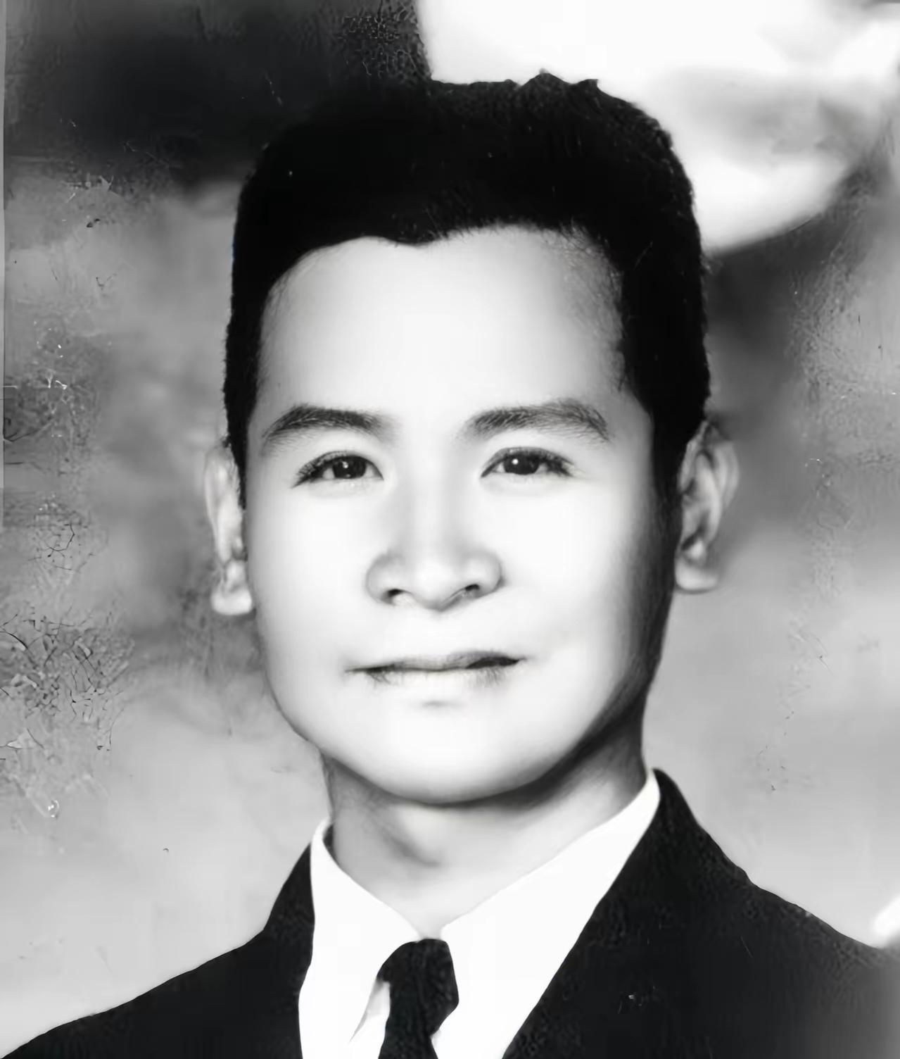 1951年，上海审讯室。一个国民党特务熬不住审问，最后交代道：“我说…我说个秘密