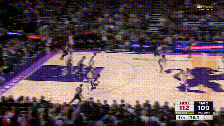 国王老将威斯布鲁克真是球队的救世主！在今天国王主场迎战火箭的比赛中，当时比赛进行