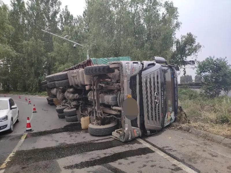 货车侧翻捡回半条命，转头被收2万吊车费？这收费标准也太让人匪夷所思了！湖南