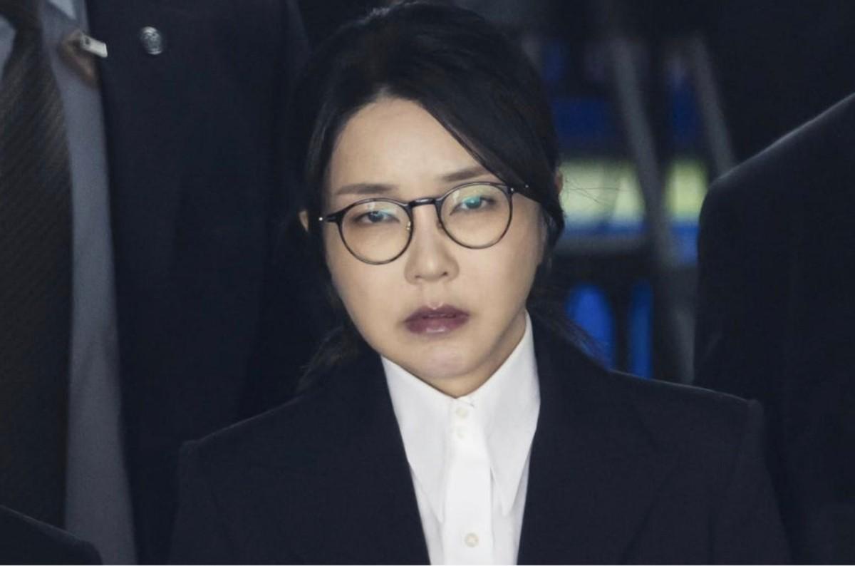 尹锡悦老婆一脸绝望走出法庭，以后只能在看守所睡地板了！ 当地时间8月12日深