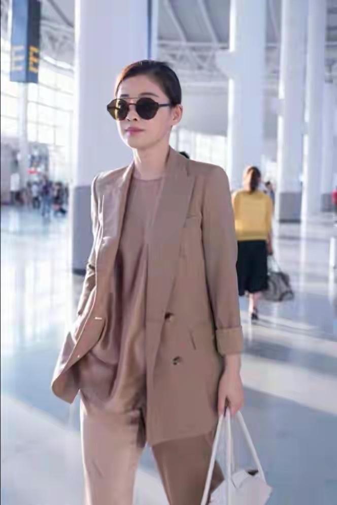 美拉德风潮持续走红，梅婷一组机场私服凭美拉德风格的简约搭配再次出圈，她以焦糖棕西